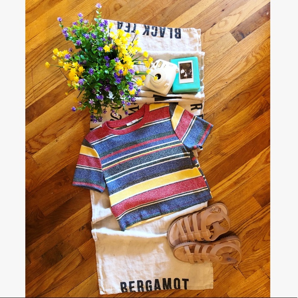 🛵 Colorful crop top!